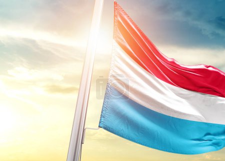 Foto de Bandera de Luxemburgo contra el cielo con sol - Imagen libre de derechos