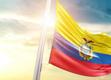 Téléchargez les photos : Drapeau équatorien contre ciel avec soleil - en image libre de droit