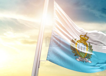 Foto de Bandera de San Marino contra el cielo con sol - Imagen libre de derechos
