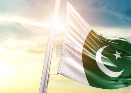 Téléchargez les photos : Drapeau du Pakistan contre le ciel avec soleil - en image libre de droit