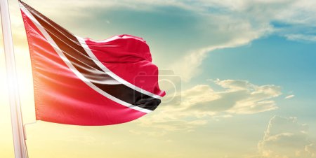 Foto de Trinidad y Tobago bandera contra el cielo con nubes y sol - Imagen libre de derechos