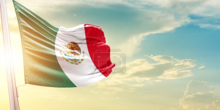 Téléchargez les photos : Drapeau du Mexique contre le ciel avec nuages et soleil - en image libre de droit
