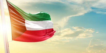 Foto de Bandera de Kuwait contra el cielo con nubes y sol - Imagen libre de derechos