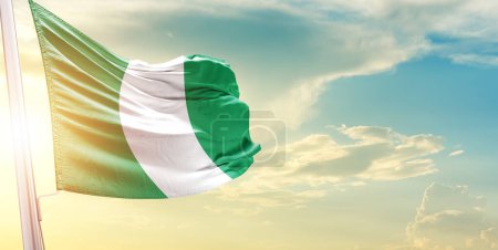 Téléchargez les photos : Nigéria drapeau contre ciel avec nuages et soleil - en image libre de droit