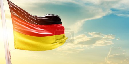 Téléchargez les photos : Allemagne drapeau contre ciel avec nuages et soleil - en image libre de droit