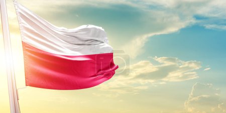 Téléchargez les photos : Drapeau de Pologne contre ciel avec nuages et soleil - en image libre de droit