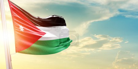 Foto de Jordania bandera contra el cielo con nubes y sol - Imagen libre de derechos