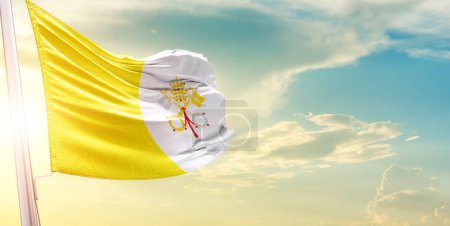Foto de Bandera de Ciudad del Vaticano contra el cielo con nubes y sol - Imagen libre de derechos