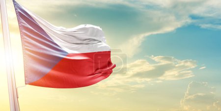Foto de República Checa bandera contra el cielo con nubes y sol - Imagen libre de derechos