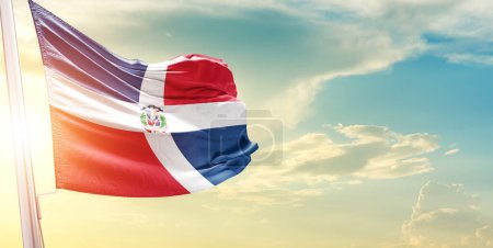 Foto de Bandera de República Dominicana contra el cielo con nubes y sol - Imagen libre de derechos