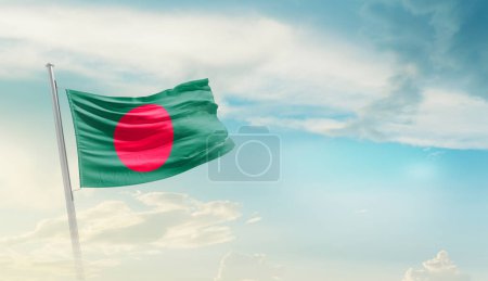 Bangladesch schwenkt Flagge gegen blauen Himmel mit Wolken