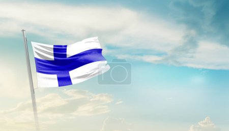 Téléchargez les photos : Finlande agitant le drapeau contre le ciel bleu avec des nuages - en image libre de droit