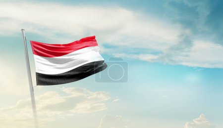 Téléchargez les photos : Drapeau du Yémen agitant un ciel bleu avec des nuages - en image libre de droit