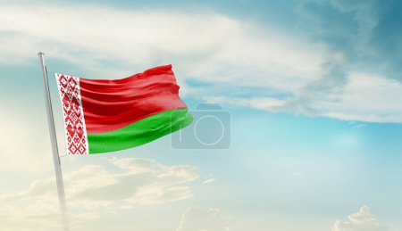 Foto de Belarús ondeando bandera contra el cielo azul con nubes - Imagen libre de derechos