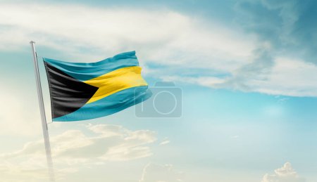 Foto de Bahamas ondeando bandera contra el cielo azul con nubes - Imagen libre de derechos