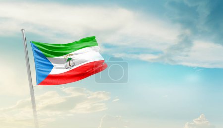 Foto de Guinea Ecuatorial ondeando bandera contra el cielo azul con nubes - Imagen libre de derechos