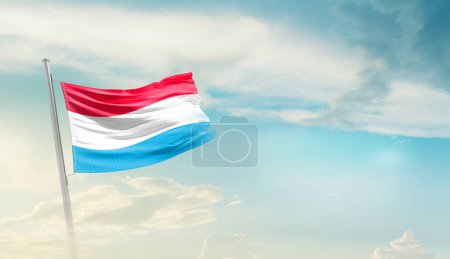Téléchargez les photos : Drapeau du Luxembourg agitant le ciel bleu avec des nuages - en image libre de droit