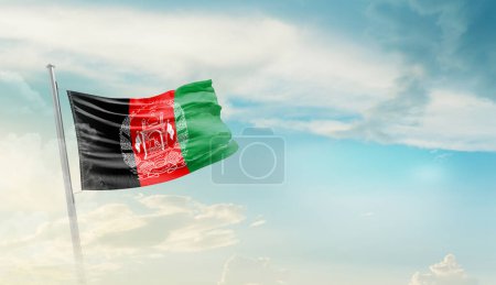 Afghanistan schwenkt Flagge am schönen Himmel