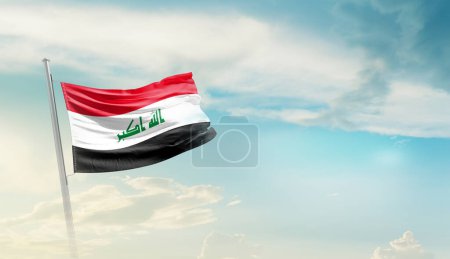 Téléchargez les photos : Irak agitant le drapeau contre le ciel bleu avec des nuages - en image libre de droit