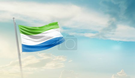Téléchargez les photos : Sierra Leone agitant le drapeau contre le ciel bleu avec des nuages - en image libre de droit