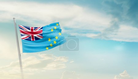 Tuvalu schwenkt Flagge gegen blauen Himmel mit Wolken