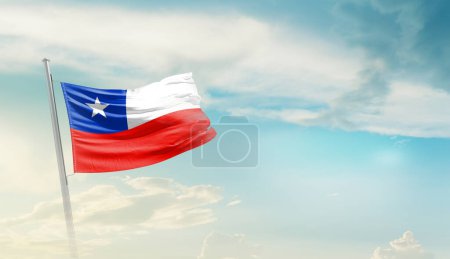 Téléchargez les photos : Chili agitant le drapeau contre le ciel bleu avec des nuages - en image libre de droit