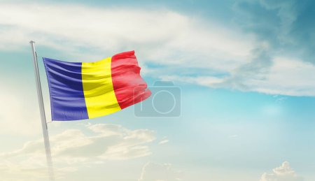Foto de Chad ondeando bandera contra el cielo azul con nubes - Imagen libre de derechos