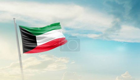 Foto de Kuwait ondeando bandera contra el cielo azul con nubes - Imagen libre de derechos