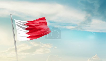 Bahrain schwenkt Flagge gegen blauen Himmel mit Wolken