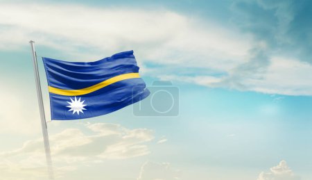 Nauru schwenkt Flagge gegen blauen Himmel mit Wolken