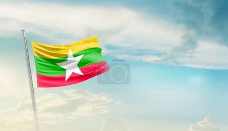 Foto de Myanmar ondeando bandera contra el cielo azul con nubes - Imagen libre de derechos
