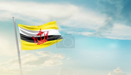 Téléchargez les photos : Brunei agitant le drapeau contre le ciel bleu avec des nuages - en image libre de droit