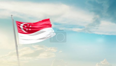 Téléchargez les photos : Singapour agitant le drapeau contre le ciel bleu avec des nuages - en image libre de droit