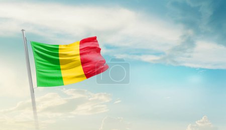 Téléchargez les photos : Mali agitant le drapeau contre le ciel bleu avec des nuages - en image libre de droit