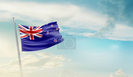 Neuseeland schwenkt Flagge gegen blauen Himmel mit Wolken