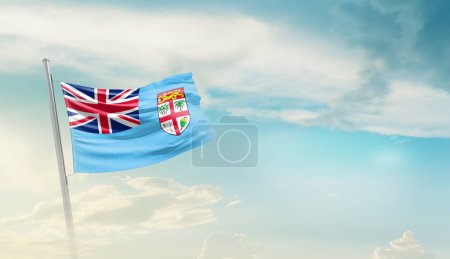 Foto de Fiji ondeando bandera contra el cielo azul con nubes - Imagen libre de derechos