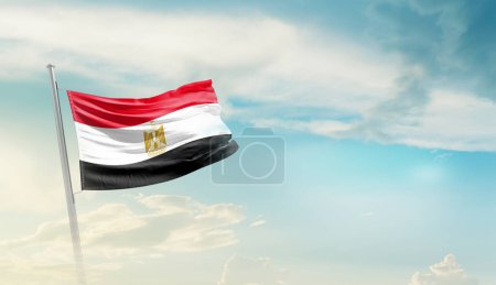 Foto de Egipto ondeando bandera contra el cielo azul con nubes - Imagen libre de derechos
