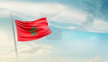 Foto de Marruecos ondeando bandera contra el cielo azul con nubes - Imagen libre de derechos