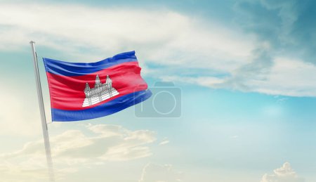 Camboya ondeando bandera contra el cielo azul con nubes