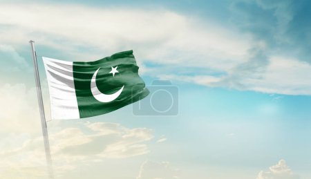 Pakistan agitant le drapeau contre le ciel bleu avec des nuages