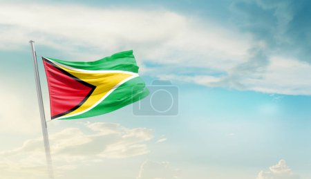 Guyana ondeando bandera contra el cielo azul con nubes