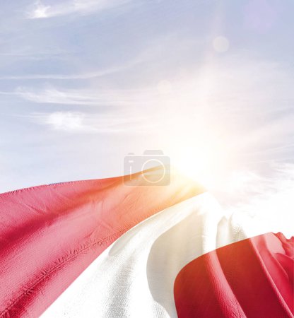 Austria ondeando bandera contra el cielo azul con nubes