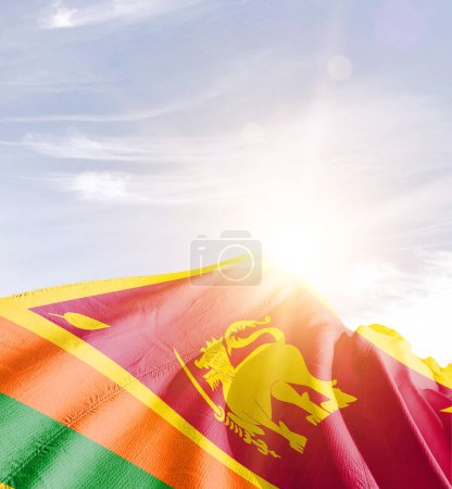 Foto de Sri Lanka ondeando bandera contra el cielo azul con nubes - Imagen libre de derechos
