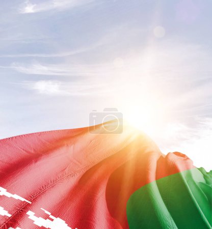 Foto de Belarús ondeando bandera contra el cielo azul con nubes - Imagen libre de derechos