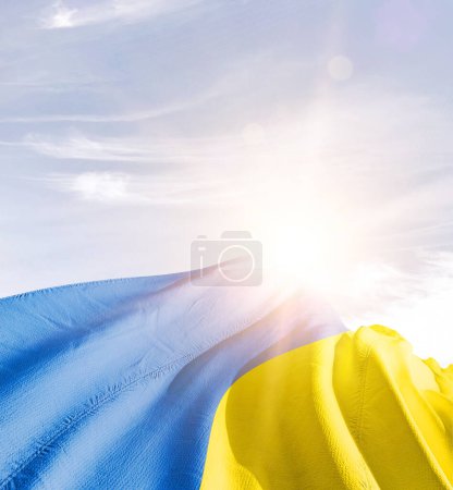 Téléchargez les photos : Ukraine agitant le drapeau contre le ciel bleu avec des nuages - en image libre de droit
