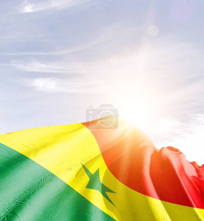 Senegal schwenkt Flagge am schönen Himmel.