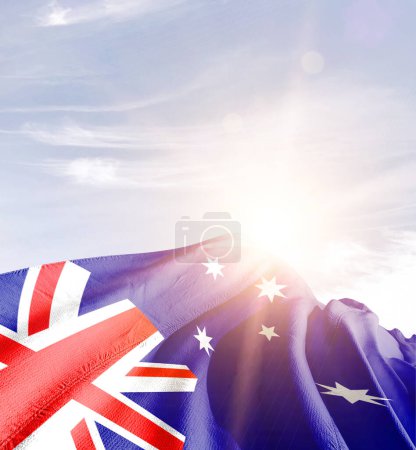 Téléchargez les photos : Australie agitant le drapeau contre le ciel bleu avec des nuages - en image libre de droit
