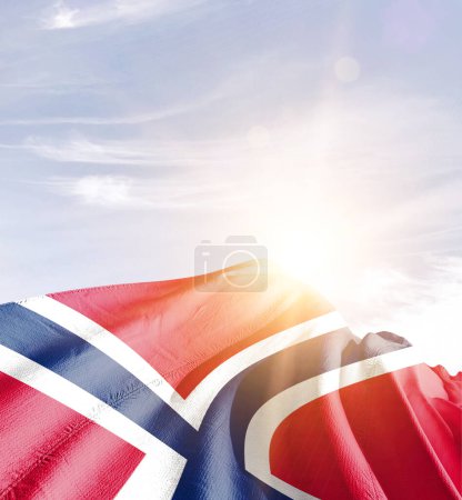 Foto de Noruega ondeando bandera en hermoso cielo. - Imagen libre de derechos