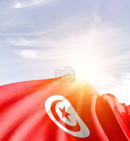 Foto de Túnez ondeando bandera en hermoso cielo. - Imagen libre de derechos