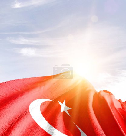Foto de Turquía ondeando bandera contra el cielo azul con nubes - Imagen libre de derechos